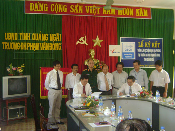 Lễ ký kết thành lập Học Viện mạng địa phương tại trường Đại Học Phạm Văn Đồng