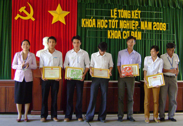 Khoa Cơ bản tổ chức lễ tổng kết tốt nghiệp khóa học 2006-2009