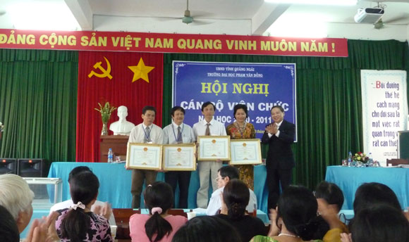 Trường ĐH Phạm Văn Đồng tổ chức Hội nghị cán bộ viên chức năm học 2010-2011