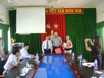 Trường Đại học Phạm Văn Đồng tiếp nhận tình nguyện viên Úc (tổ chức AVI) về trường giảng dạy tiếng Anh