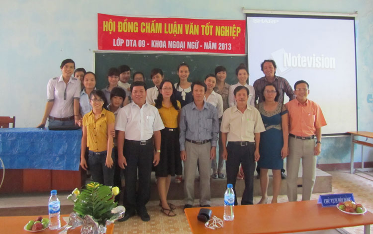 Khoa Ngoại ngữ đã tổ chức bảo vệ khóa luận tốt nghiệp  cho sinh viên hệ chính quy bậc Đại học khóa 09.