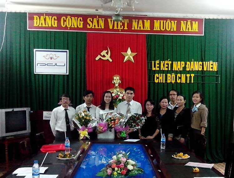 Chi bộ Khoa Công nghệ thông tin tổ chức lễ kết nạp Đảng viên mới cho sinh viên năm 2013