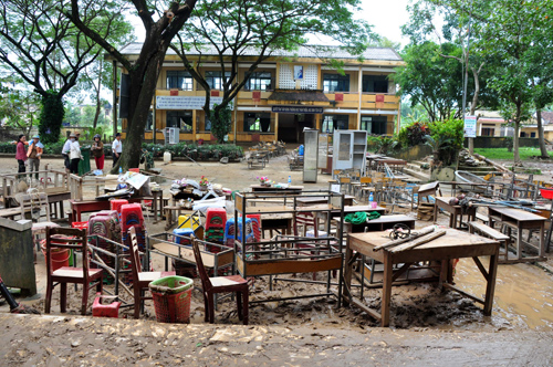 Chi đoàn giáo viên Khoa Kỹ Thuật Công Nghệ - Trường Đại Học Phạm Văn Đồng tổ chức chương trình: Hướng về vùng lũ