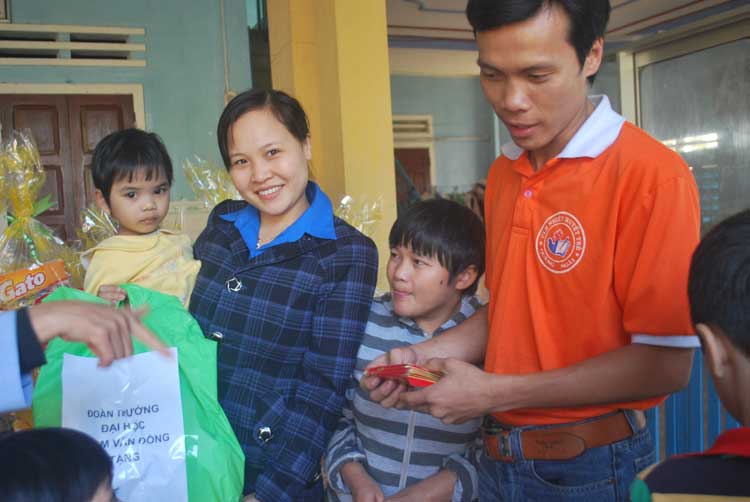 Đoàn trường Đại học Phạm Văn Đồng thăm và tặng quà  Cô nhi viện Phú Hòa