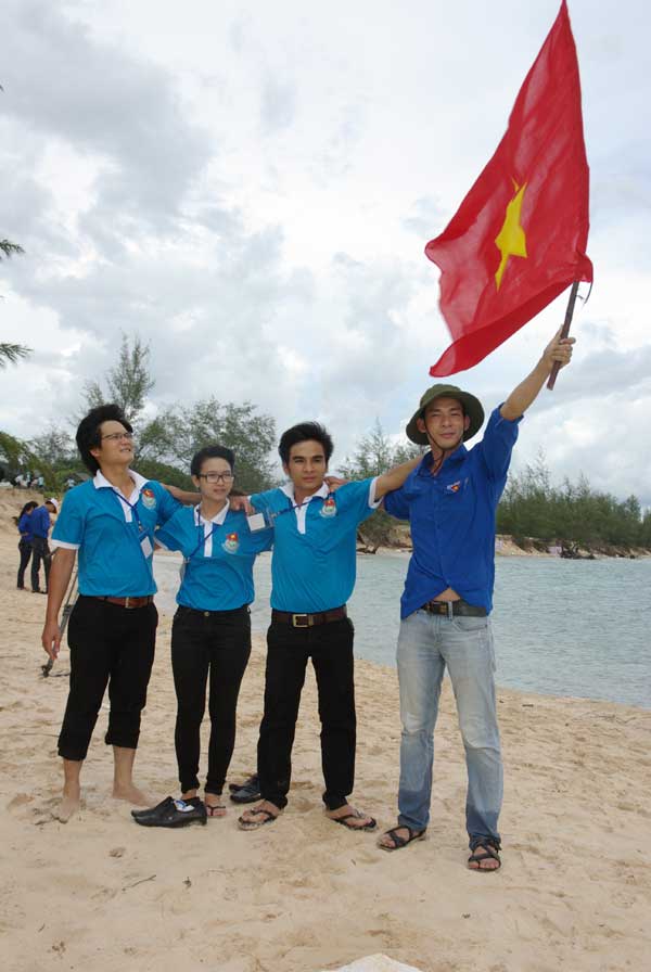 Đoàn thanh niên - Hội sinh viên Trường Đại học Phạm Văn Đồng tham gia Chương trình Sinh viên với biển đảo Tổ quốc năm 2014 tại Đảo Phú Quốc – Thổ Chu, tỉnh Kiên Giang