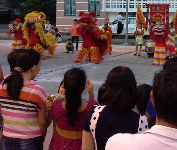 Trường Đại học Phạm Văn Đồng tổ chức chương trình `Vui Hội trăng rằm` cho các em thiếu nhi