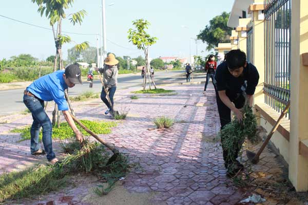 Hội Sinh viên Trường tổ chức Lễ ra quân chiến dịch `Ngày thứ 7 tình nguyện, ngày chủ nhật xanh` vì mái trường Đại học Phạm Văn Đồng `xanh-sạch-đẹp`