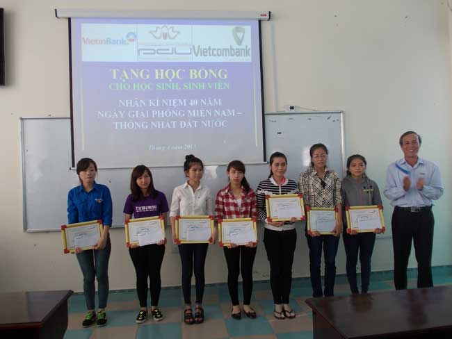 Vietinbank; Vietcombank- Chi nhánh Quảng Ngãi  trao tặng học bổng cho học sinh sinh viên  Trường Đại học Phạm Văn Đồng năm 2015