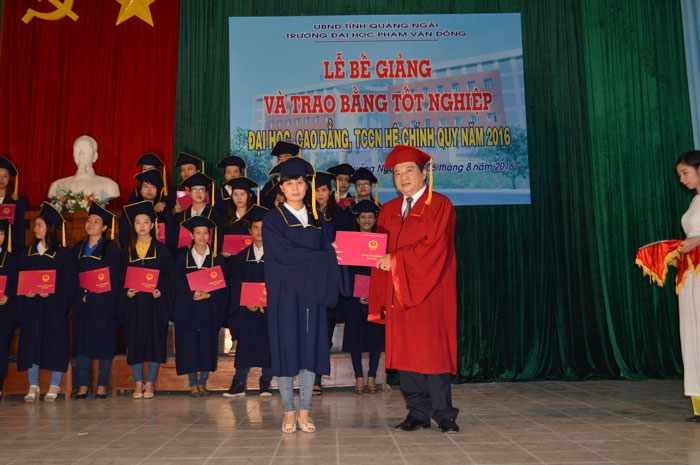 Trường Đại học Phạm Văn Đồng tổ chức Lễ bế giảng và trao bằng tốt nghiệp hệ chính quy năm 2016