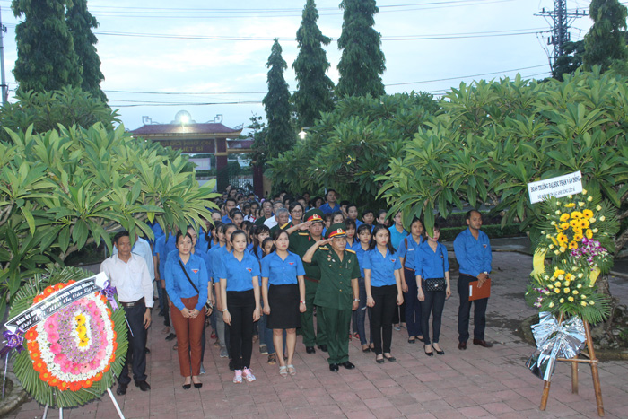 Đoàn trường Đại học Phạm Văn Đồng tổ chức các hoạt động đền ơn đáp nghĩa Kỷ niệm 70 năm Ngày Thương binh Liệt sỹ