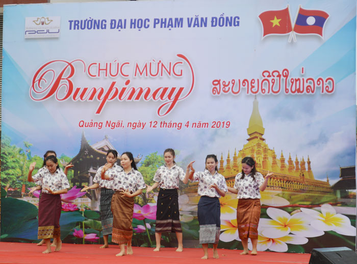 Trường Đại học Phạm Văn Đồng tổ chức họp mặt lễ hội Bunpimay cho lưu HSSV Lào 