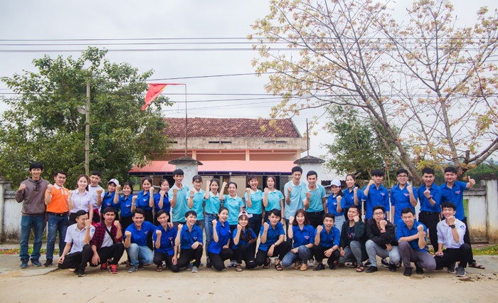 Đoàn Thanh niên – Hội Sinh viên trường ĐH Phạm Văn Đồng tổ chức chương trình “Xuân yêu thương” tại xã Bình Khương, huyện Bình Sơn.