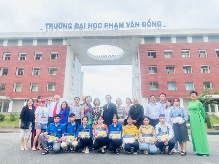 Đoàn Dự án Thư viện Việt Nam của tổ chức nước ngoài thăm và trao học bổng cho sinh viên có hoàn cảnh khó khăn tại Trường Đại học Phạm Văn Đồng