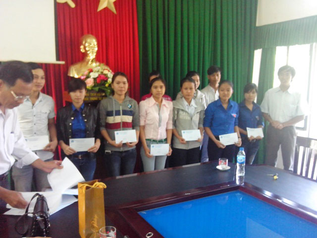 Tổ chức trao học bổng cho học sinh - sinh viên năm học 2013-2014